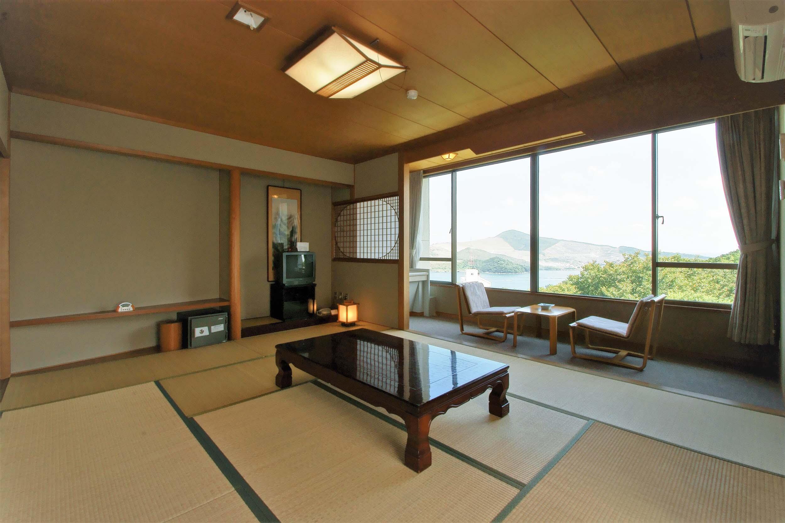 本館10畳バストイレ付